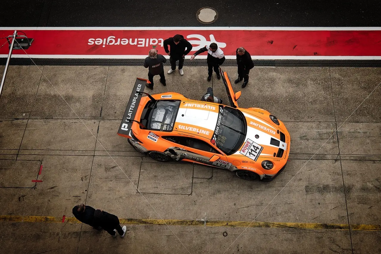 Racerbil i pitlane